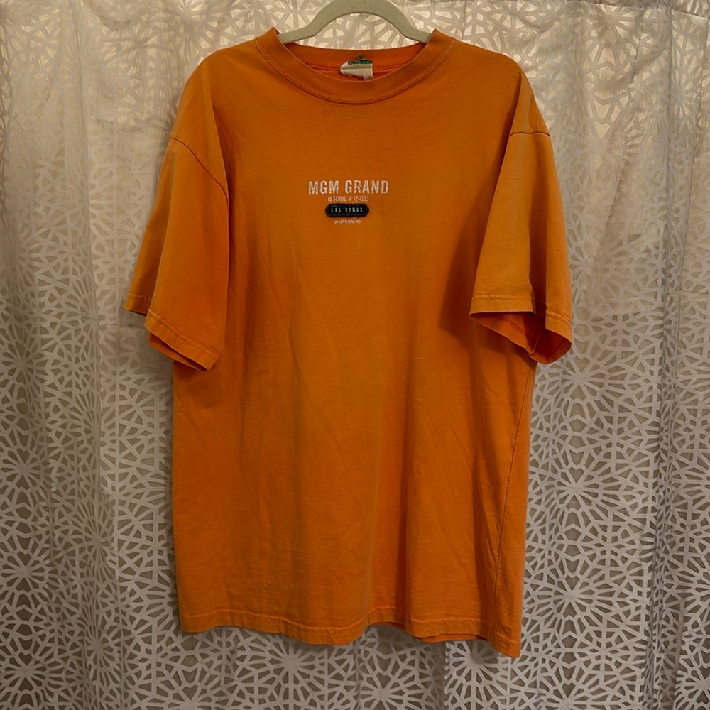 👕 Vintage MGM Grand Las Vegas Casino T Shirt 90s Burnt Orange XL Distressed